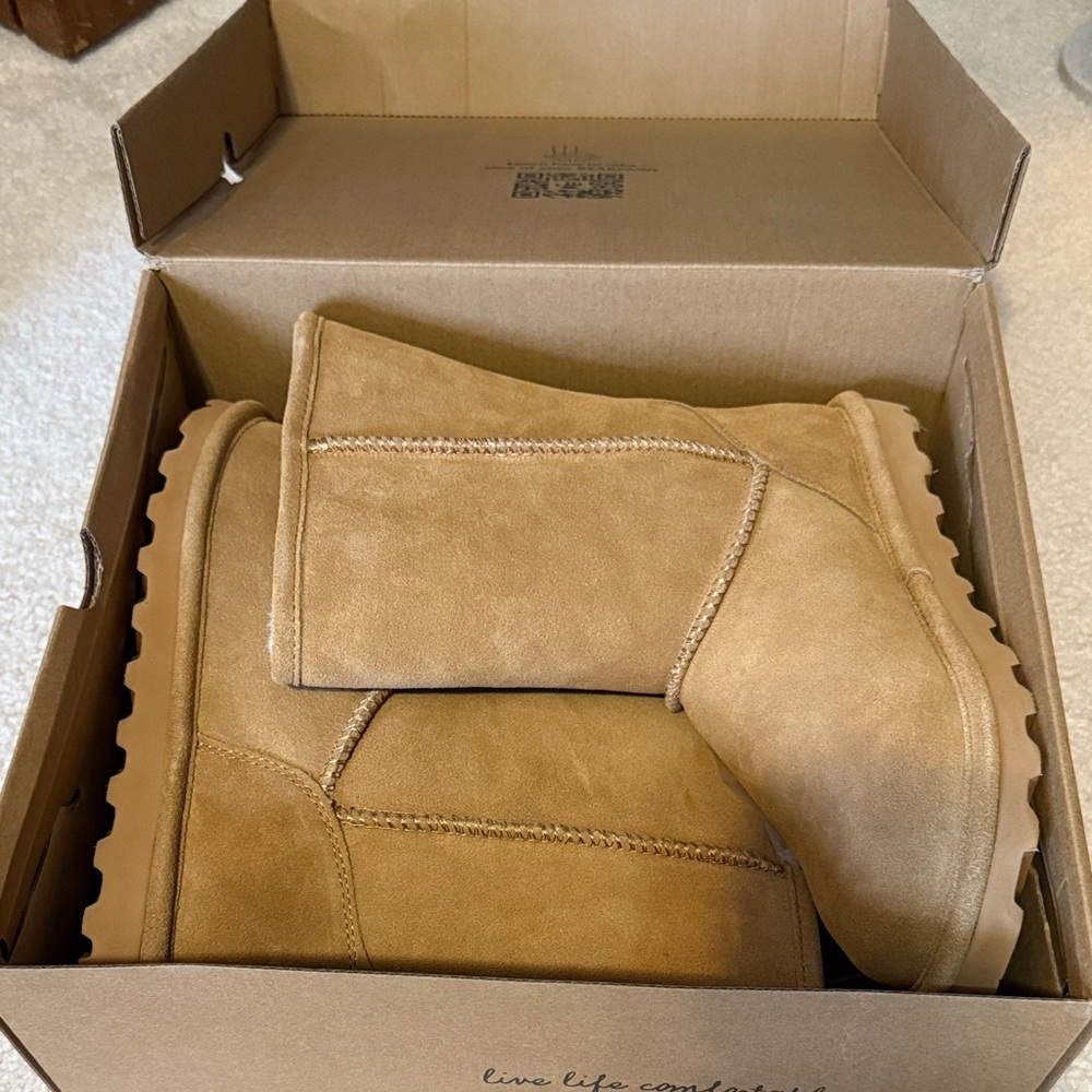Bearpaw Elle Short Boots